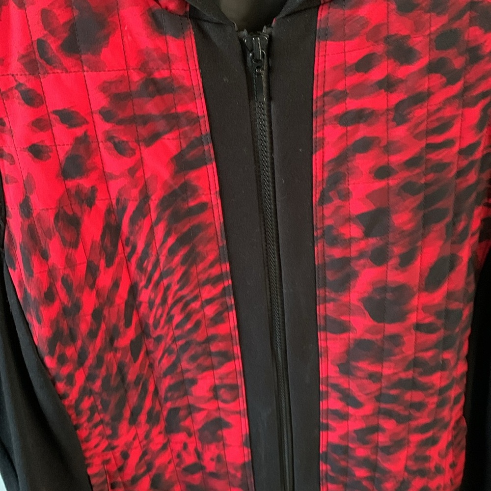 Zenergy by Chico’s Stylish Red and Black hooded Sleeveless Top sz 16 like new - Picture 3 of 5